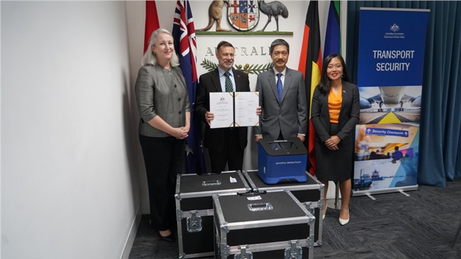 Australia tặng thiết bị phát hiện chất nổ cho Tổng Công ty Hàng không Việt Nam
